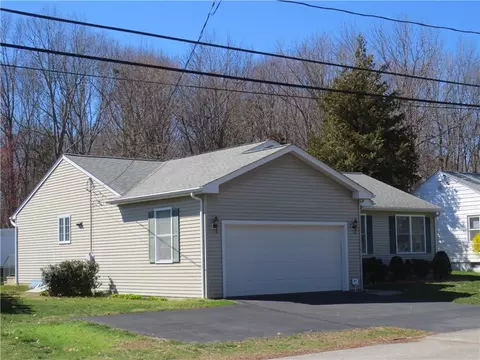 18 Macarthur Rd, Woonsocket, RI 02895 photo 3