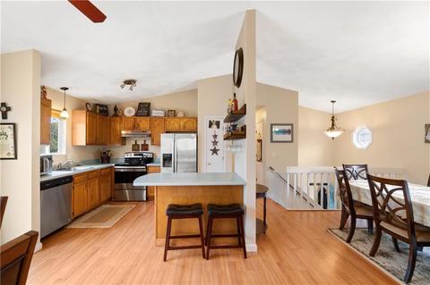 73 Mohawk Trl, Cranston, RI 02921 photo 2