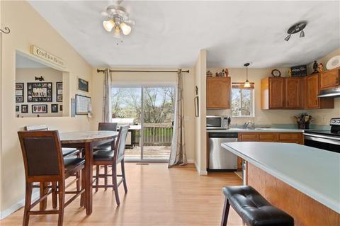 73 Mohawk Trl, Cranston, RI 02921 photo 4