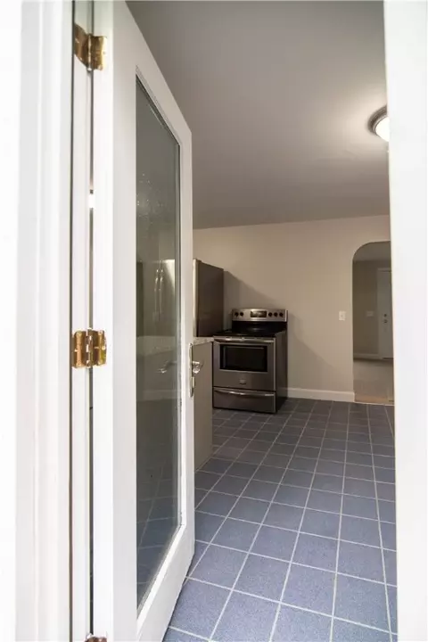 21 Winthrop St, East Providence, RI 02915 photo 9