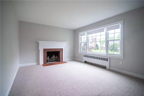 21 Winthrop St, East Providence, RI 02915 photo 4
