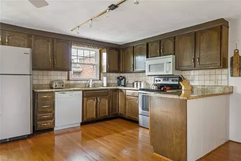 643 Commonwealth Ave, Warwick, RI 02886 photo 4