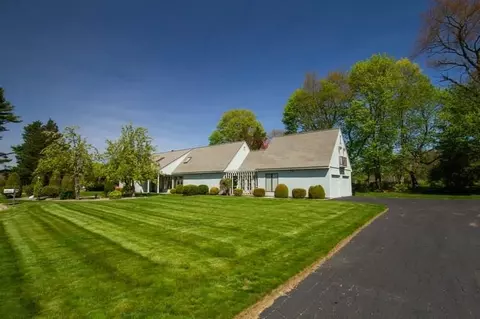 39 Dees Cir, Warwick, RI 02889 photo 4