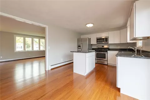237 Draper Ave, Warwick, RI 02889 photo 4