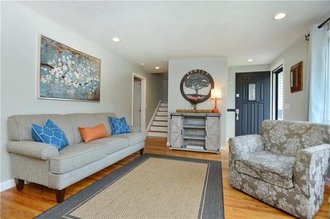 42 Tomahawk Ct, Warwick, RI 02886 photo 2