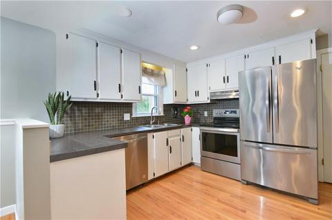 42 Tomahawk Ct, Warwick, RI 02886 photo 3