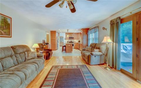 60 Derbyshire Dr, Cranston, RI 02921 photo 8