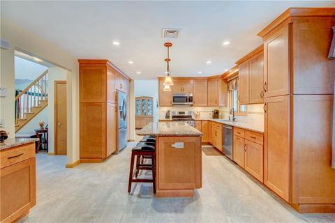 60 Derbyshire Dr, Cranston, RI 02921 photo 4