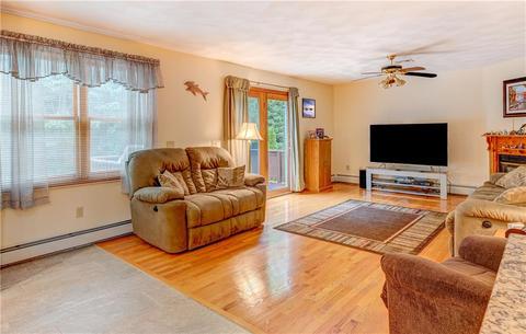 60 Derbyshire Dr, Cranston, RI 02921 photo 9