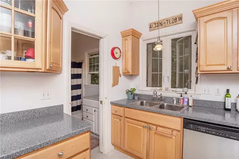 5 Grandview Ave, Warren, RI 02885 photo 5