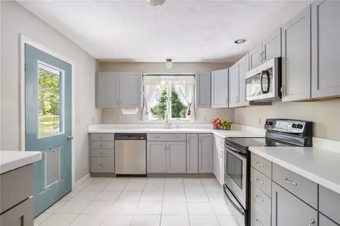 1040 Ten Rod Rd, Exeter, RI 02822 photo 3