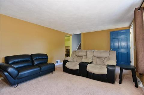 8 Tomahawk Ct, Warwick, RI 02886 photo 2