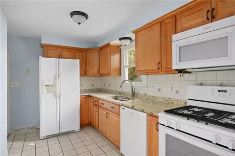 106 Grandview Ave, Woonsocket, RI 02895 photo 15