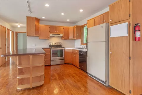 5 Valley Dr, Westerly, RI 02891 photo 3
