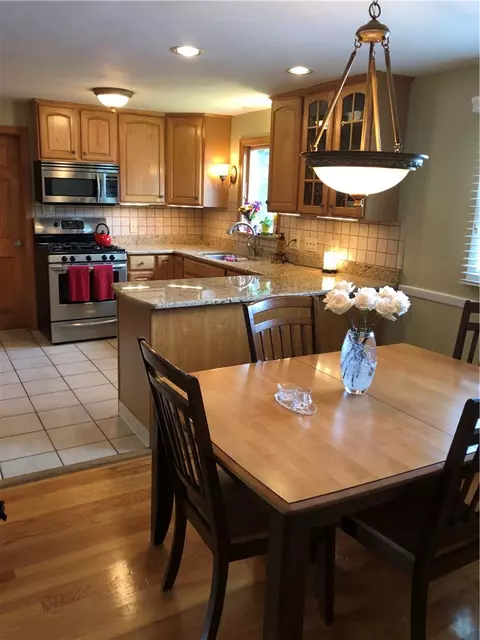 16 Gilbert St, Warwick, RI 02886 photo 4