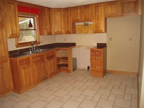 40 Benoit St, Coventry, RI 02816 photo 2