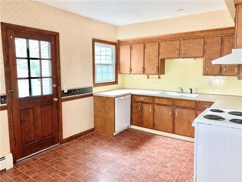 365 Coe St, Woonsocket, RI 02895 photo 4