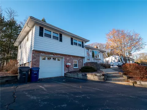 81 Oberlin Dr, Warwick, RI 02886 photo 2
