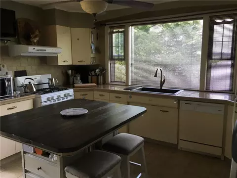 75 Oregon Ave, Woonsocket, RI 02895 photo 9