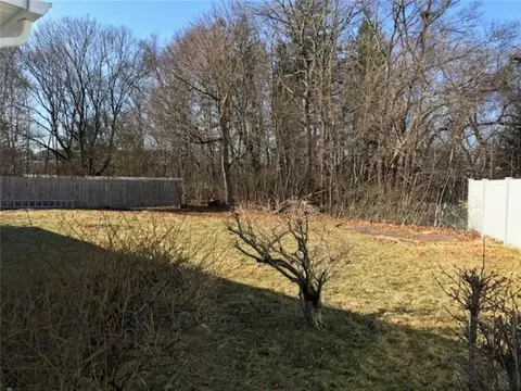 127 Covington Dr, Warwick, RI 02886 photo 2