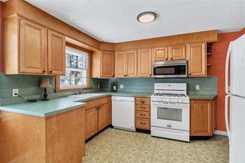 95 Gilbert St, Warwick, RI 02886 photo 4