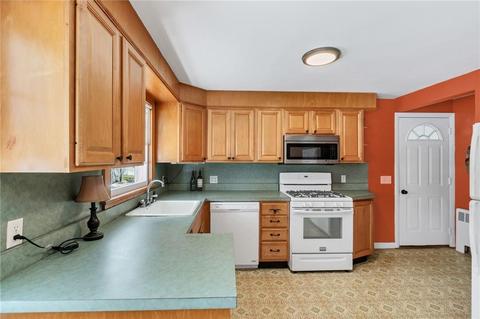 95 Gilbert St, Warwick, RI 02886 photo 6