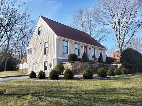 8 Danielle Ave, Westerly, RI 02891 photo 2