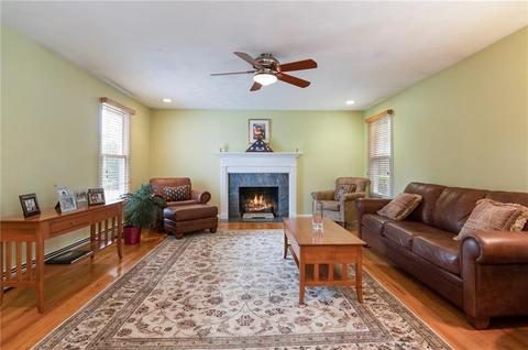 81 Castleton Dr, Cranston, RI 02921 photo 4
