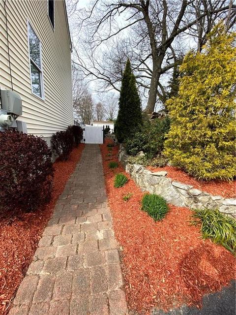31 Edgewood Ave, Woonsocket, RI 02895 photo 5