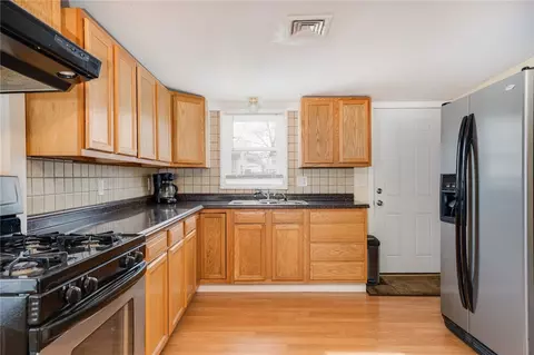 79 Uncas St, Warwick, RI 02889 photo 6