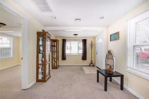 79 Uncas St, Warwick, RI 02889 photo 4