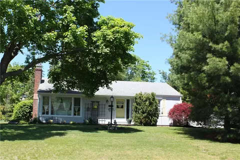 424 Algonquin Dr, Warwick, RI 02888 photo 1