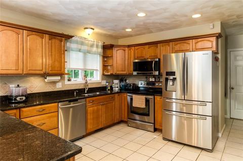 98 Arland Ct, Woonsocket, RI 02895 photo 11