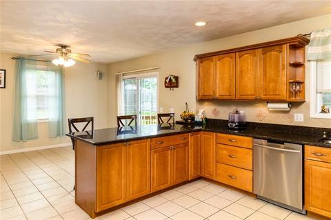 98 Arland Ct, Woonsocket, RI 02895 photo 8