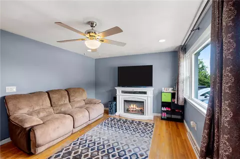255 Sandy Ln, Warwick, RI 02889 photo 3