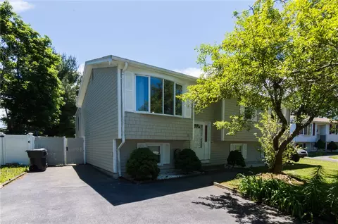 18 Hackman Pl, Warwick, RI 02889 photo 2
