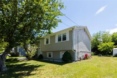 18 Hackman Pl, Warwick, RI 02889 photo 3