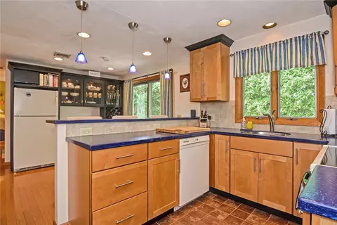 57 Wapping Dr, Bristol, RI 02809 photo 5