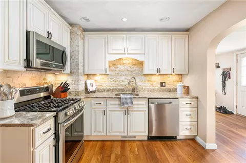 3 Byron Blvd, Warwick, RI 02888 photo 9