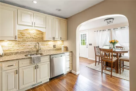 3 Byron Blvd, Warwick, RI 02888 photo 8