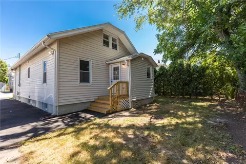 8 Delaware Ave, Warwick, RI 02888 photo 41