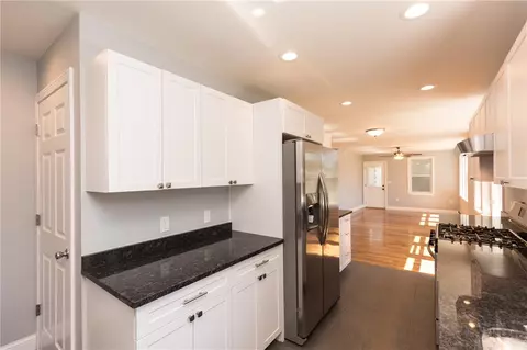 8 Delaware Ave, Warwick, RI 02888 photo 24