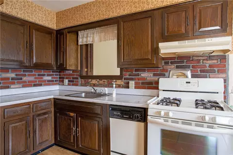 2 Holmes St, Westerly, RI 02891 photo 8