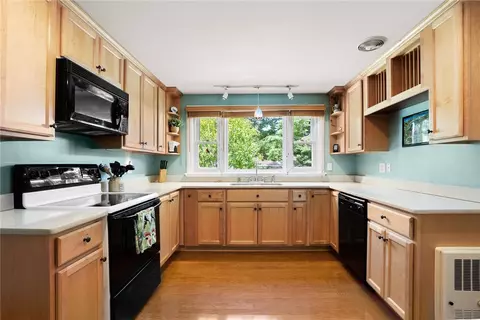 41 Squantum Dr, Warwick, RI 02888 photo 9