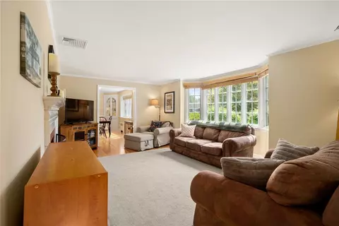 41 Squantum Dr, Warwick, RI 02888 photo 4