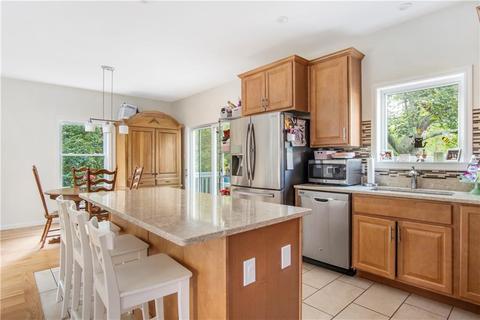 566 E Main Rd, Middletown, RI 02842 photo 12