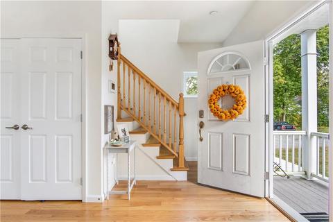 566 E Main Rd, Middletown, RI 02842 photo 9