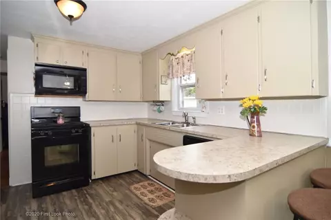 387 Maple St, Warwick, RI 02888 photo 8