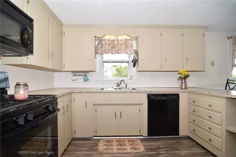 387 Maple St, Warwick, RI 02888 photo 11