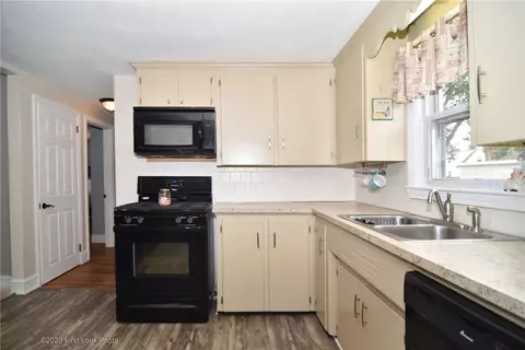 387 Maple St, Warwick, RI 02888 photo 9